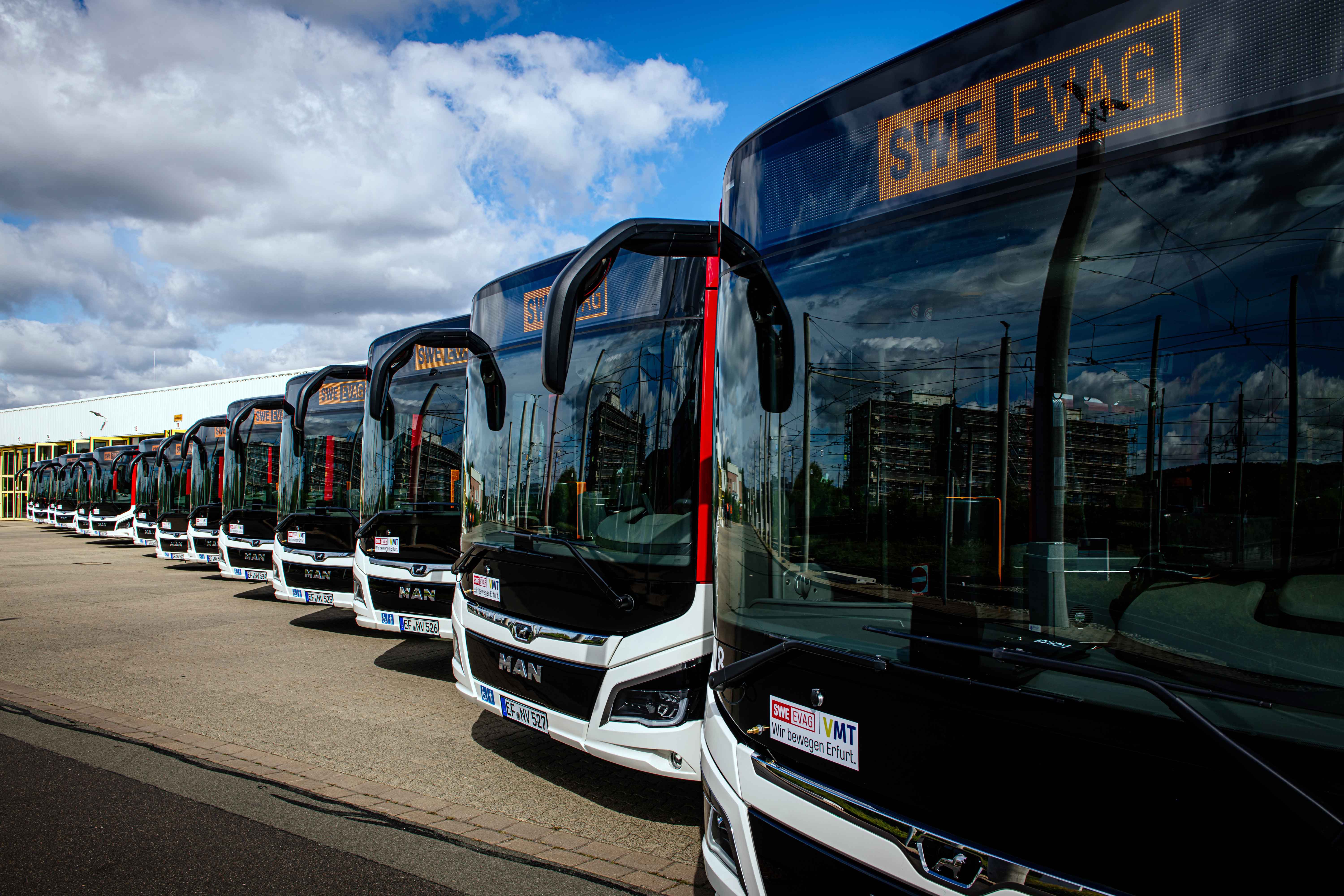 Busfahrer steht vor Bus.