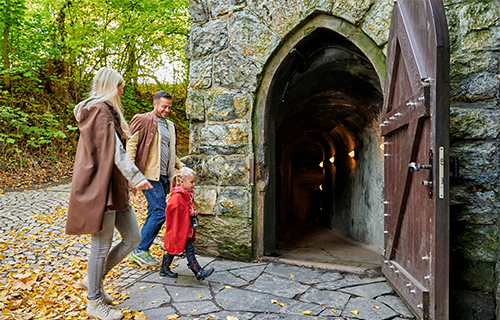 Familie vor Eingang Saalfelder Feengrotten.