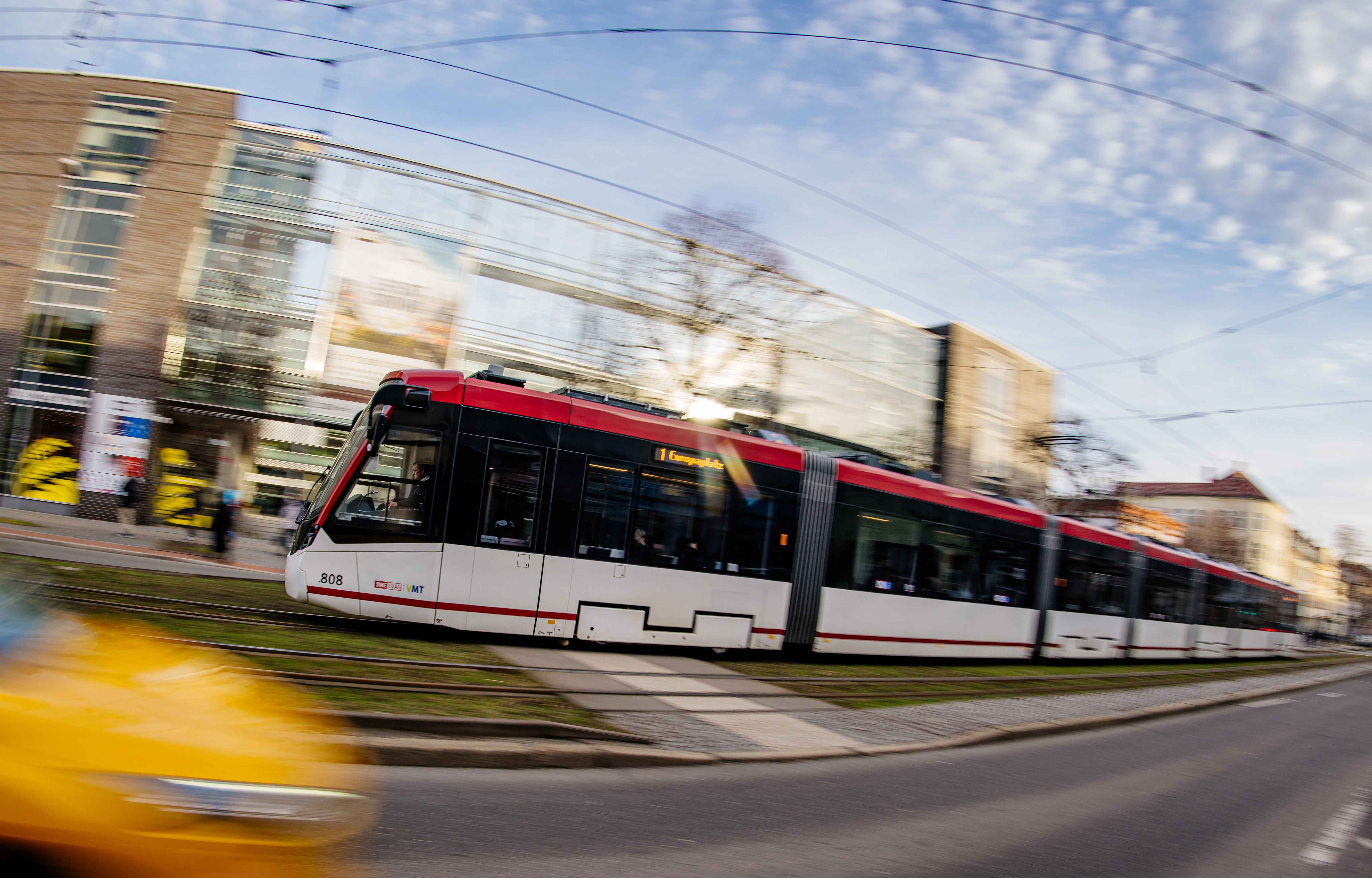 Straßenbahn in der Magdeburger Allee vor den Stadtwerken.