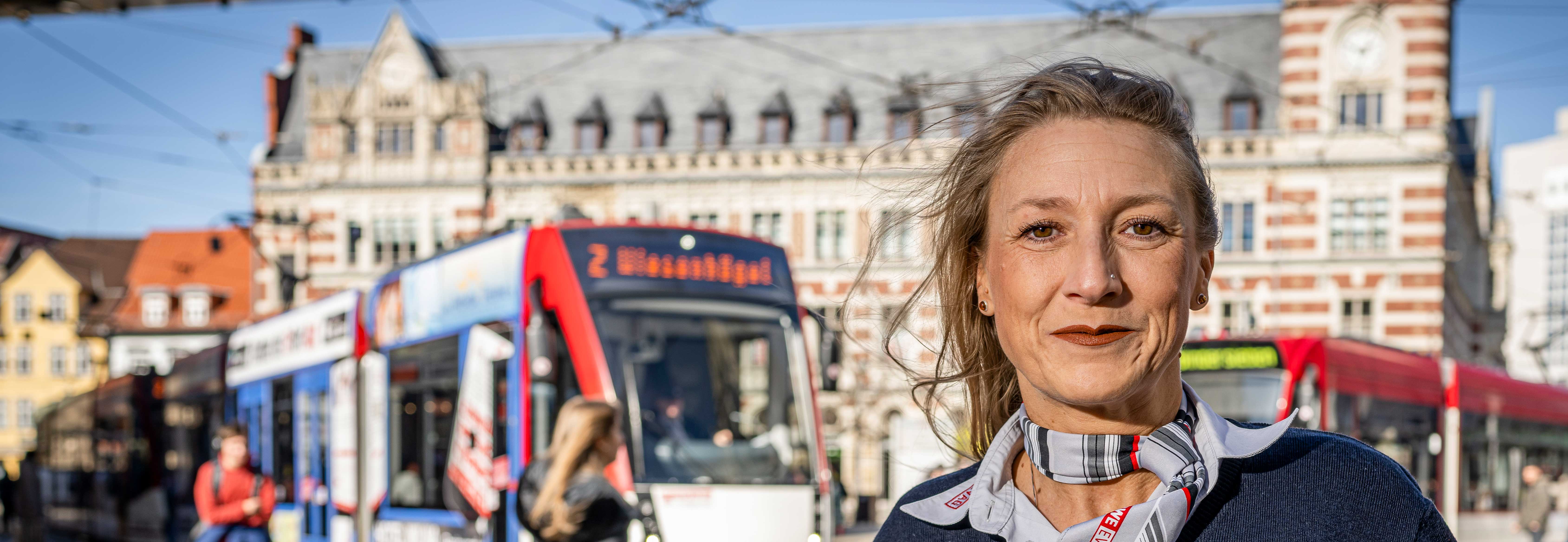 Fahrerin vor Straßenbahn auf dem Anger